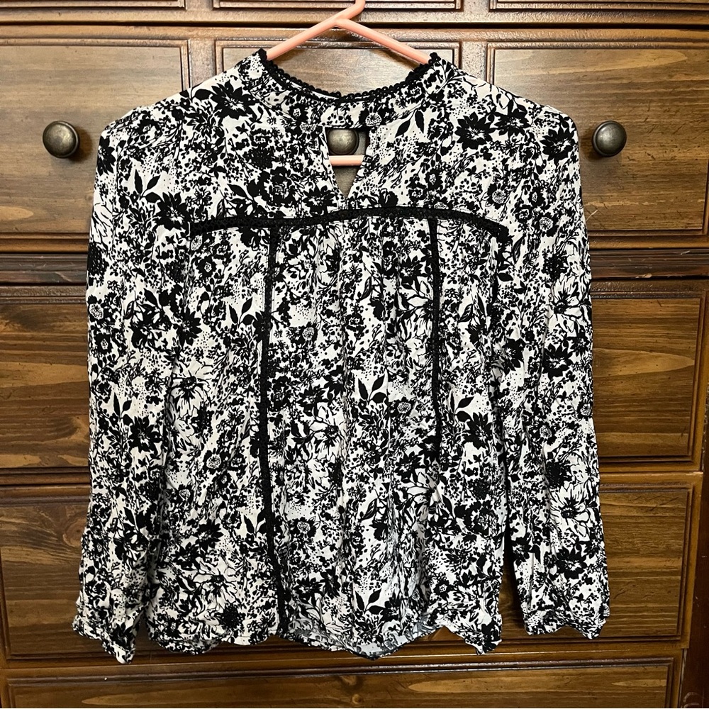 Soprano GIRLS Size 14, Large, Long Sleeve Black and White Floral Blouse
